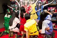 ももクロ等身大パネルにサインとメッセージを書き込むももいろクローバーZ。