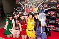 ももクロ等身大パネルと記念撮影をするももいろクローバーZ。