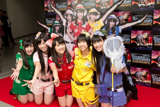 ももクロ等身大パネルと記念撮影をするももいろクローバーZ。