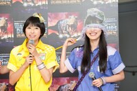 左から玉井詩織、虫取り網を被る高城れに。