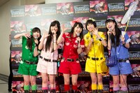 2幕終了後に行われた囲み取材の様子。