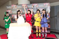 素直に蓋を開けると、中からバースデーケーキが現れる。