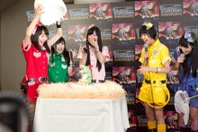 サプライズで用意されたバースデーケーキに喜ぶ百田夏菜子（左）。