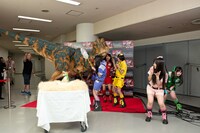 突然のベビーティラノサウルス登場に驚くももいろクローバーZ。