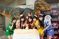 ベビーティラノサウルス（後方）と記念撮影をするももいろクローバーZ。