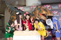 ベビーティラノサウルス（後方）と記念撮影をするももいろクローバーZ。
