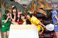 今週の人気の画像5位は「恐竜エンタメショー初日でももクロ百田の誕生日を祝福」より、ベビーティラノサウルス（後方）と記念撮影をするももいろクローバーZ。