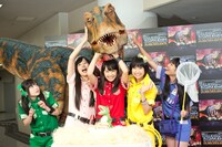 ベビーティラノサウルス（後方）と記念撮影をするももいろクローバーZ。