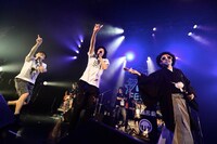 「恋に落ち武者」で「♪どーするー？」と歌う足軽先生（いとうせいこう）、齋藤谷津衛門（やついいちろう）、レキシ。