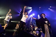 「恋に落ち武者」で「♪どーするー？」と歌う足軽先生（いとうせいこう）、齋藤谷津衛門（やついいちろう）、レキシ。