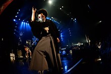 口元に当てていたはずのマイクを頭にまで滑らせてしまうレキシ。