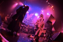 「かくれキリシタンゴ ～Believe～」の歌詞をカンニングしながらラップするMC母上（Mummy-D）とレキシ。