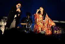 「ほととぎす」を熱唱するレキシと聖徳ふとこ（安藤裕子）。