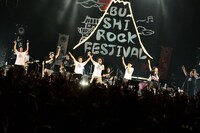 「狩りから稲作へ」で「いなHo～!!」と手を挙げる全出演者とオーディエンス。