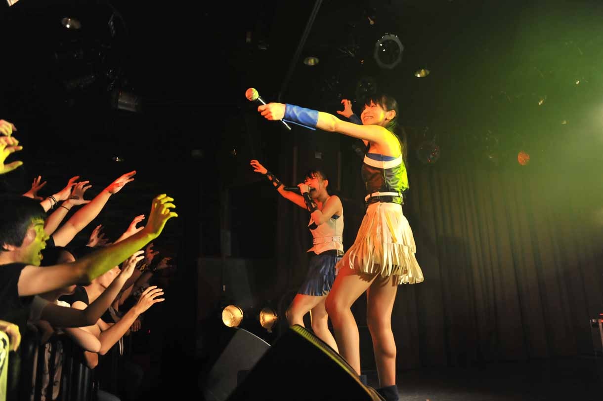 大矢梨華子と傳谷英里香。