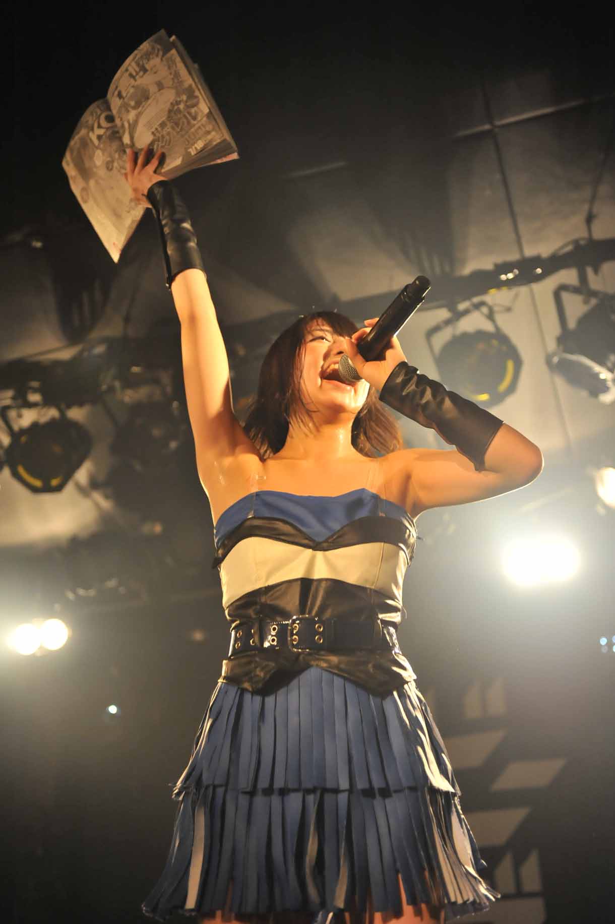 ヤングジャンプの企画で1位を獲得した喜びを伝える高見奈央。