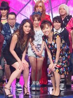 収録終了後に記念撮影を行ったJUJU（写真前列左）と高橋真麻（右）。