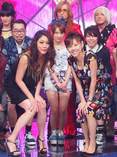 収録終了後に記念撮影を行ったJUJU（写真前列左）と高橋真麻（右）。