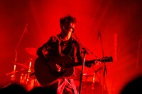 光村龍哉（Vo, G）（撮影：上飯坂一）