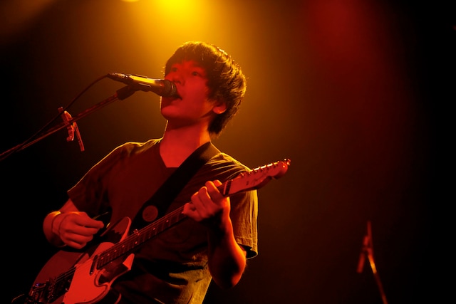 藤森元生（Vo, G）（Photo by Taku Fujii）
