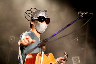 「シグナルマン」の仮面をかぶって登場した藤森。（Photo by Taku Fujii）