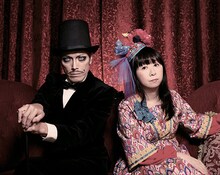 ROLLY（写真左）と谷山浩子（右）。