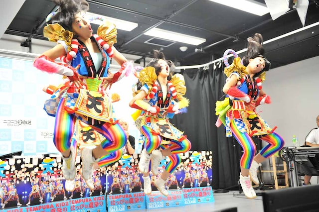 「どんなときも。」のパフォーマンスを披露するTEMPURA KIDZ。