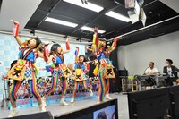 「どんなときも。」のパフォーマンスを披露するTEMPURA KIDZ。