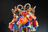 パフォーマンスの前に円陣を組むTEMPURA KIDZ。