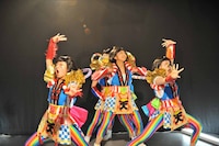「はっぴぃ夏祭り」のパフォーマンスを披露すTEMPURA KIDZ。