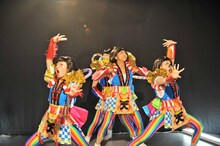 「はっぴぃ夏祭り」のパフォーマンスを披露すTEMPURA KIDZ。