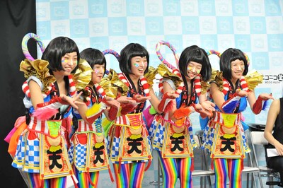 「こんなときは？」の掛け声で「ピザハット！」のポーズをとるTEMPURA KIDZ。