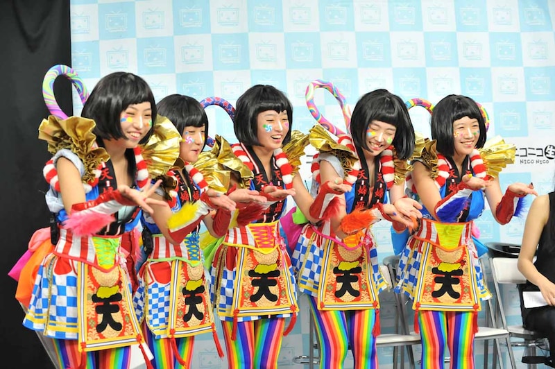 「こんなときは？」の掛け声で「ピザハット！」のポーズをとるTEMPURA KIDZ。