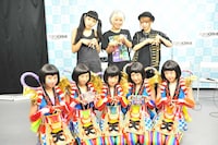 出演者全員で記念写真。下段TEMPURA KIDZ（左からAO、YU-KA、P→★、KARIN、NaNaHo）、上段左から中田クルミ、みうめ、仮面ライアー217。
