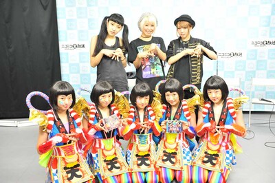 出演者全員で記念写真。下段TEMPURA KIDZ（左からAO、YU-KA、P→★、KARIN、NaNaHo）、上段左から中田クルミ、みうめ、仮面ライアー217。