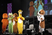 5体のきぐるみのうち、1人はスターダストのスタッフ。