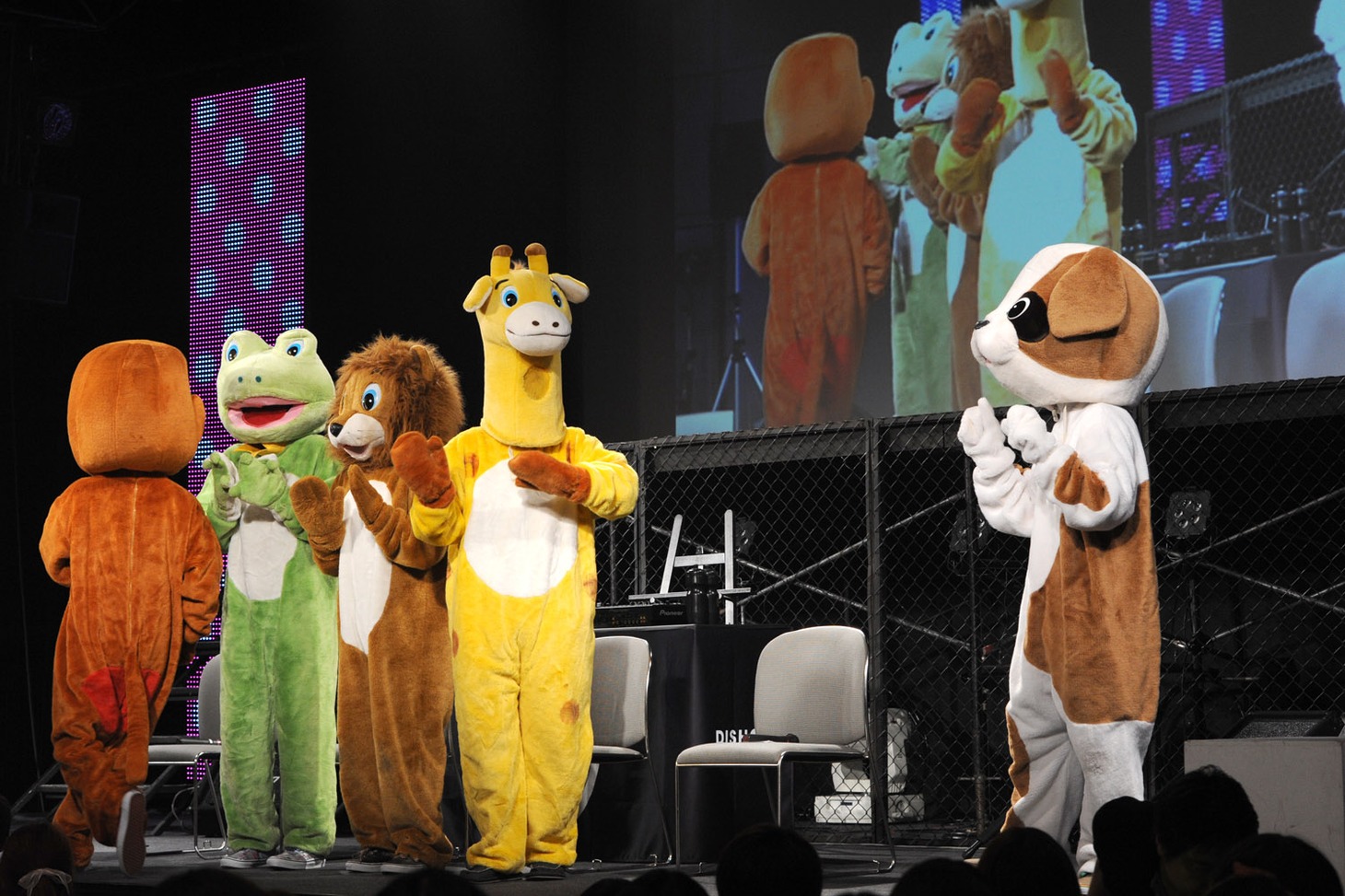 5体のきぐるみのうち、1人はスターダストのスタッフ。