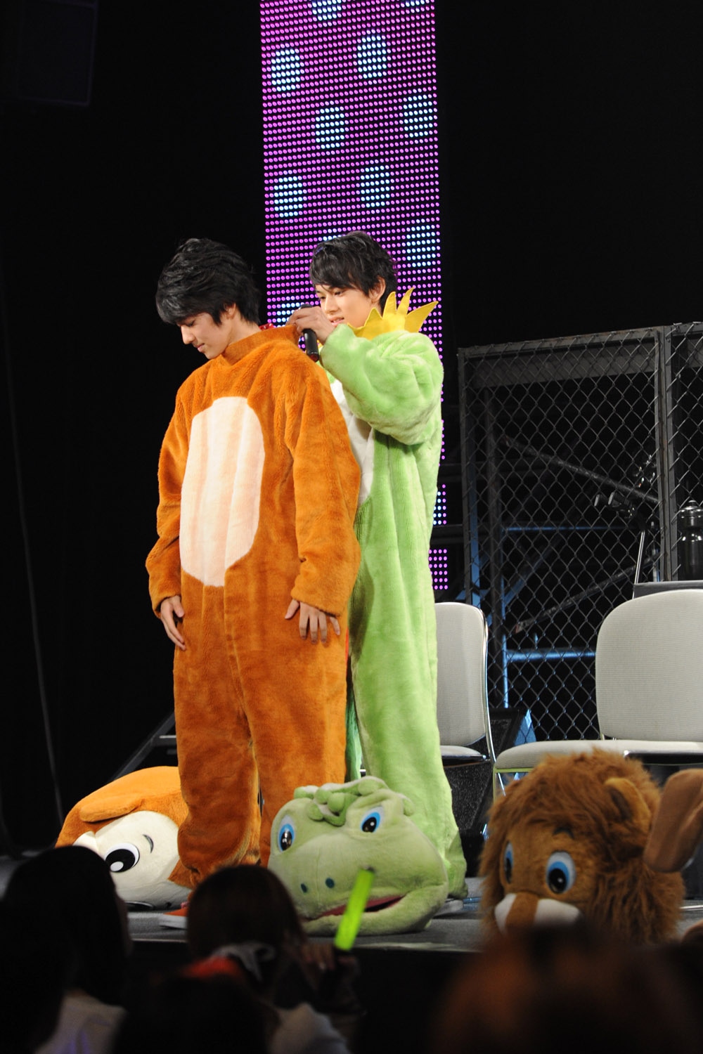 MASAKIのきぐるみのチャックを下げるTAKUMI。