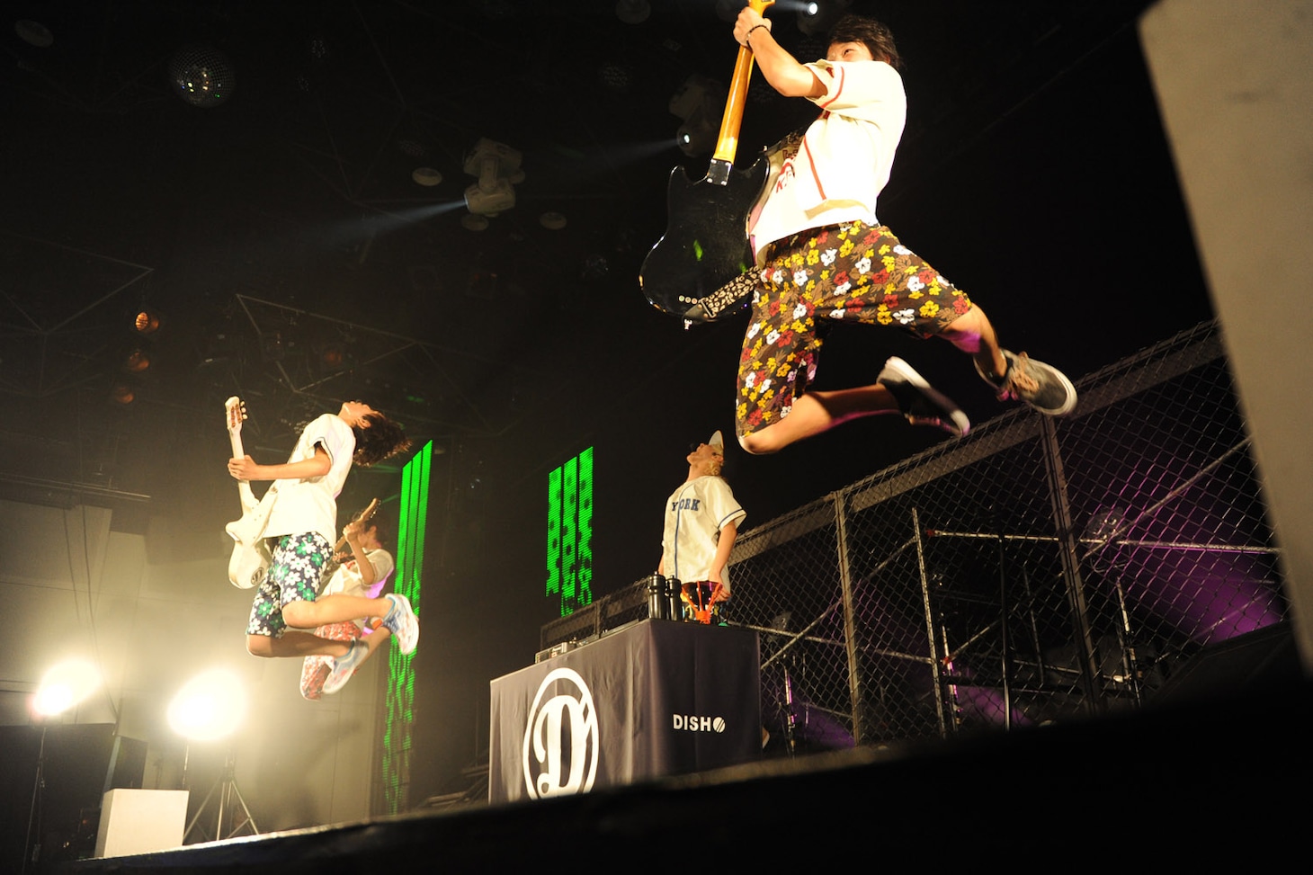 「ピーターパンシンドローム」でジャンプを決めるDISH//。