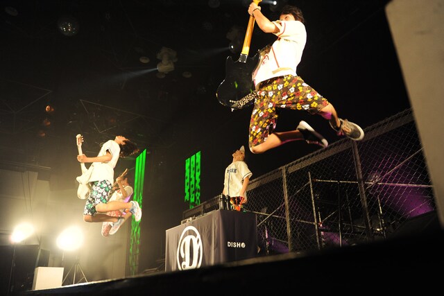 「ピーターパンシンドローム」でジャンプを決めるDISH//。