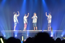 「こくっちゃえっつーの！」を披露するDISH//。