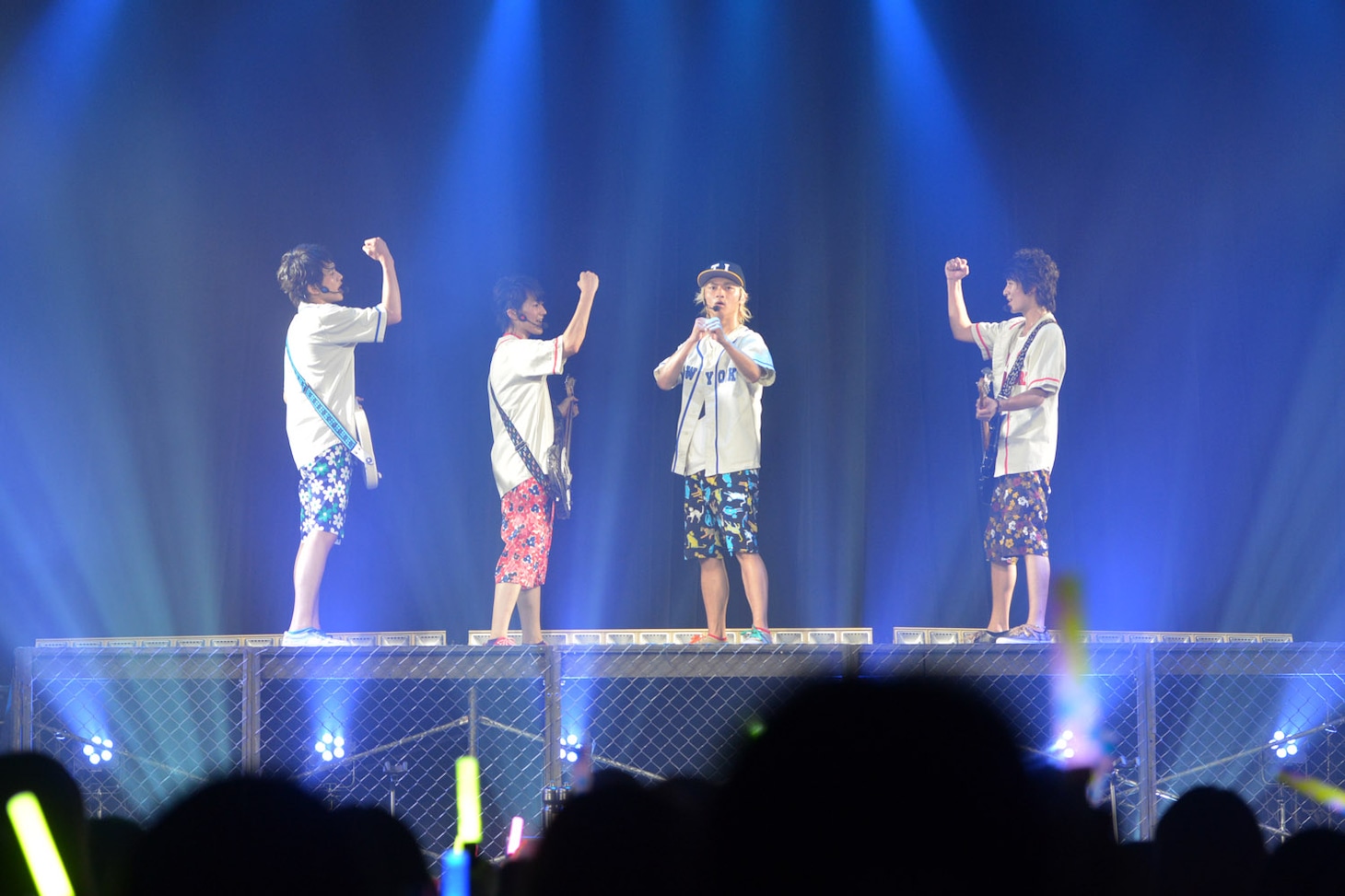 「こくっちゃえっつーの！」を披露するDISH//。