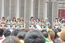 「恋するフォーチュンクッキー」を披露するAKB48。(c)AKS