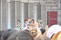 人形を投げる小嶋陽菜。(c)AKS