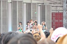 人形を投げる小嶋陽菜。(c)AKS