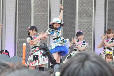 激しくジャンプする大島優子。(c)AKS