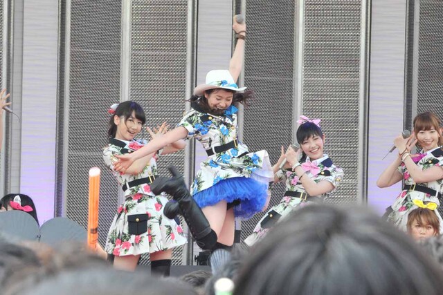 激しくジャンプする大島優子。(c)AKS