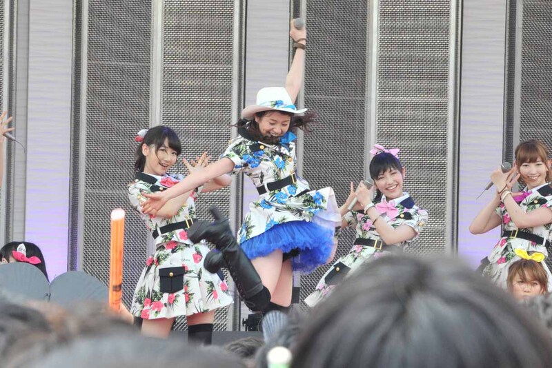 激しくジャンプする大島優子。(c)AKS