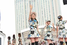 ファンに手を振る大島優子。(c)AKS