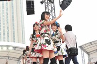 ファンに手を振る指原莉乃。(c)AKS